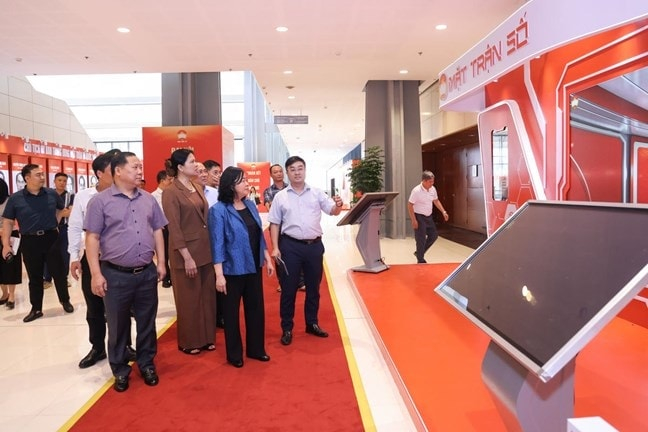 Chủ tịch Ủy ban Trung ương MTTQ Việt Nam Bùi Thị Minh Hoài cùng các Phó chủ tịch thăm Không gian "Mặt trận số" tại Đại hội. Ảnh: Quang Vinh