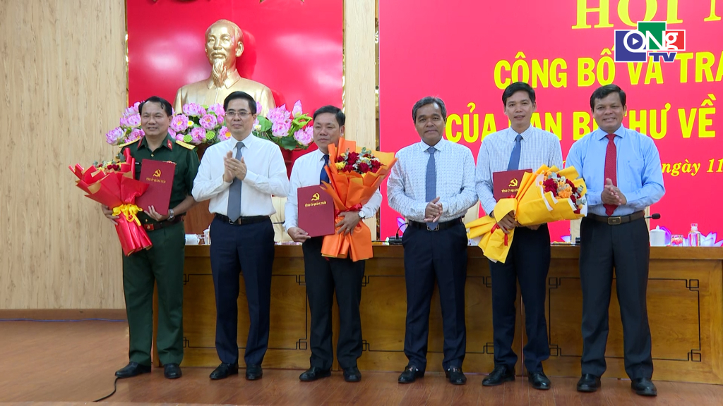  Ủy viên Trung ương Đảng, Bí thư Tỉnh ủy Hồ Văn Niên và các đồng chí trong Thường trực Tỉnh ủy chúc mừng các đồng chí được chỉ định tham gia Ban Chấp hành Đảng bộ tỉnh.