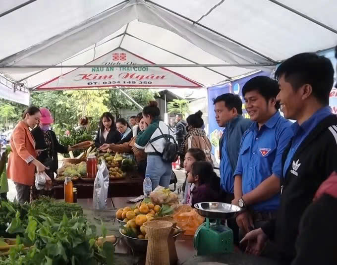 Mô hình trưng bày sản phẩm miền núi tại tỉnh Quảng Ngãi để kết nối tiêu thụ nông sản đến du khách và người tiêu dùng. Ảnh: TTXVN