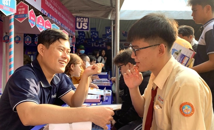 Học sinh tìm hiểu thông tin về phương thức xét tuyển tại Ngày hội tư vấn tuyển sinh - hướng nghiệp 2026 do báo Tuổi Trẻ tổ chức. Ảnh: TRẦN HUỲNH