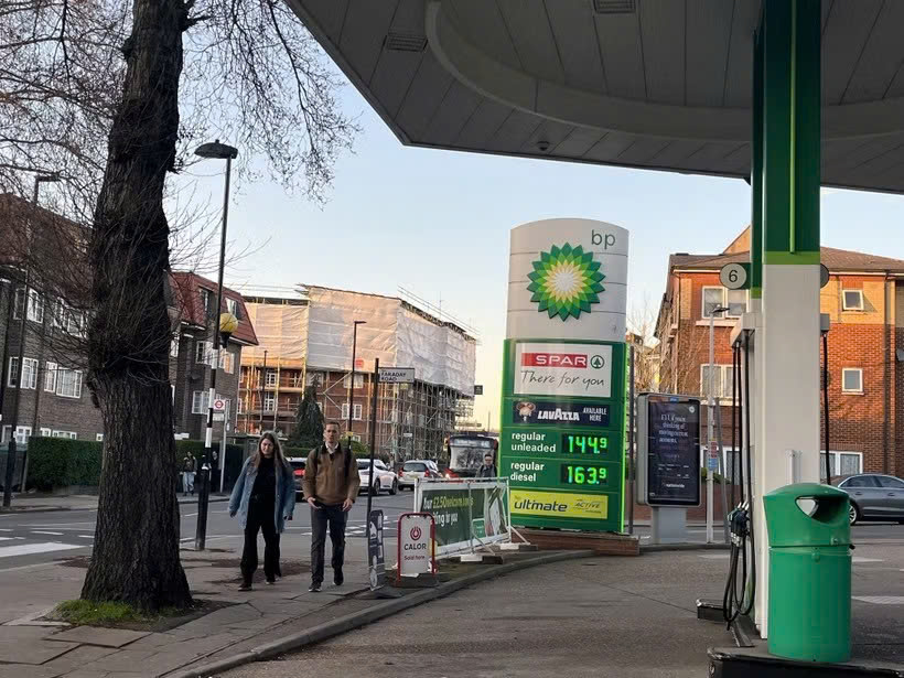 Trạm xăng BP ở Horn Ln, London. (Ảnh: Hương Giang/TTXVN)
