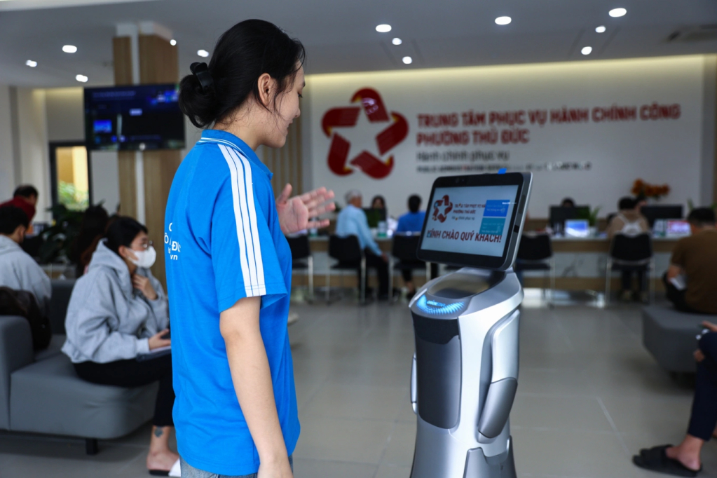 Người dân làm thủ tục hành chính tại Trung tâm hành chính công phường Thủ Đức, TP HCM, tháng 7/2025. Ảnh: Quỳnh Trần