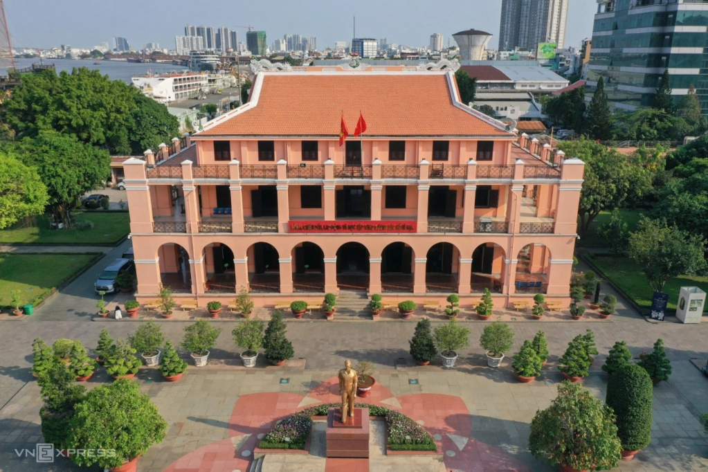Mặt trước bảo tàng Hồ Chí Minh tại bến Nhà Rồng. Ảnh: Trần Quỳnh.jpg