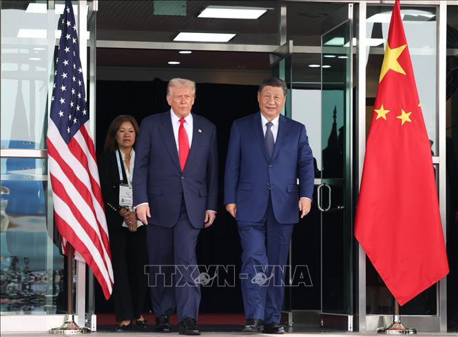 Chủ tịch Trung Quốc Tập Cận Bình (phải) và Tổng thống Mỹ Donald Trump (trái, phía trước) trong cuộc gặp tại Busan, Hàn Quốc ngày 30/10/2025. Ảnh tư liệu: THX/TTXVN
