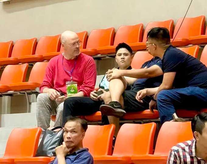 Chuyên gia Federico Rampazzo (áo hồng) từng có mặt tại Đông Anh (Hà Nội). Ảnh: SGGP