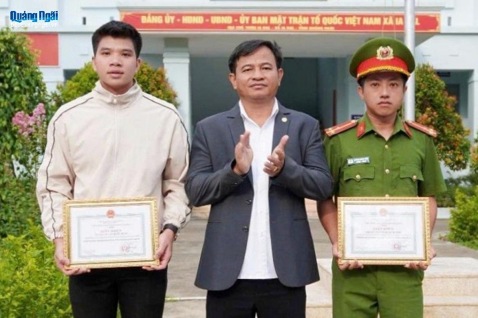 Khen thưởng cho các cá nhân. Ảnh: ĐVCC