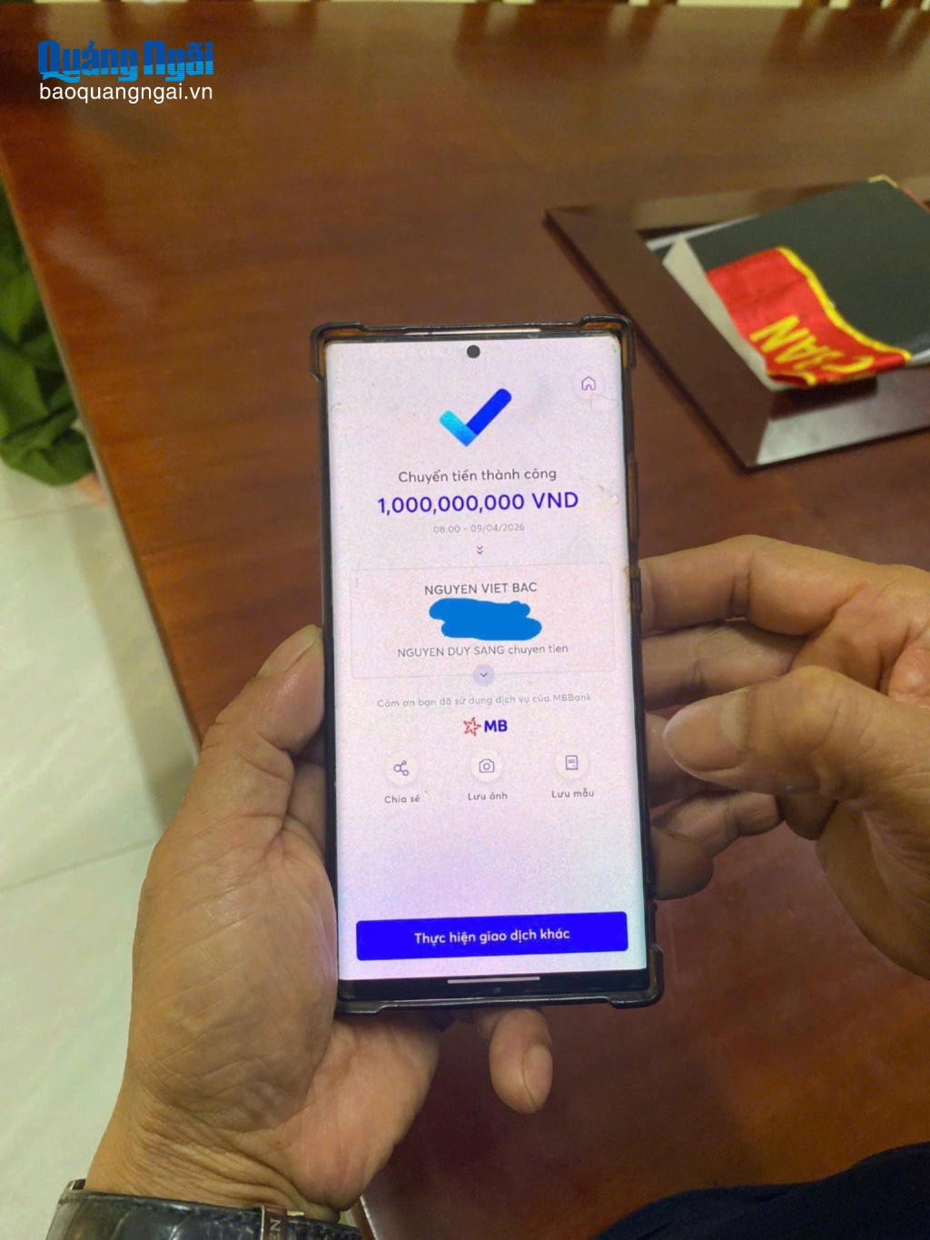 Anh Sáng hoàn trả tiền cho anh Bắc. Ảnh: ĐVCC