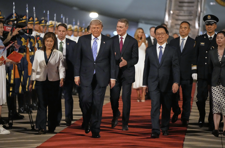 Ông Trump được Phó chủ tịch Trung Quốc Hàn Chính (phải) tiếp đón tại sân bay quốc tế Bắc Kinh ngày 13/5. Ảnh: AP/Báo Chính phủ