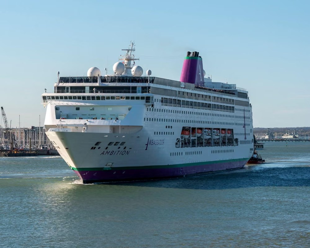 Tàu Ambassador Cruise Line đã cập cảng Bordeaux vào thứ Ba với 1.233 hành khách trên tàu. Ảnh: Alamy