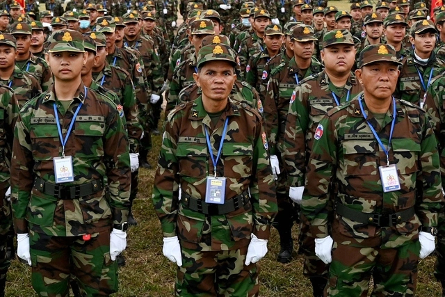 Các binh sĩ thuộc lực lượng bộ binh Campuchia tại Phnom Penh. Ảnh: AP