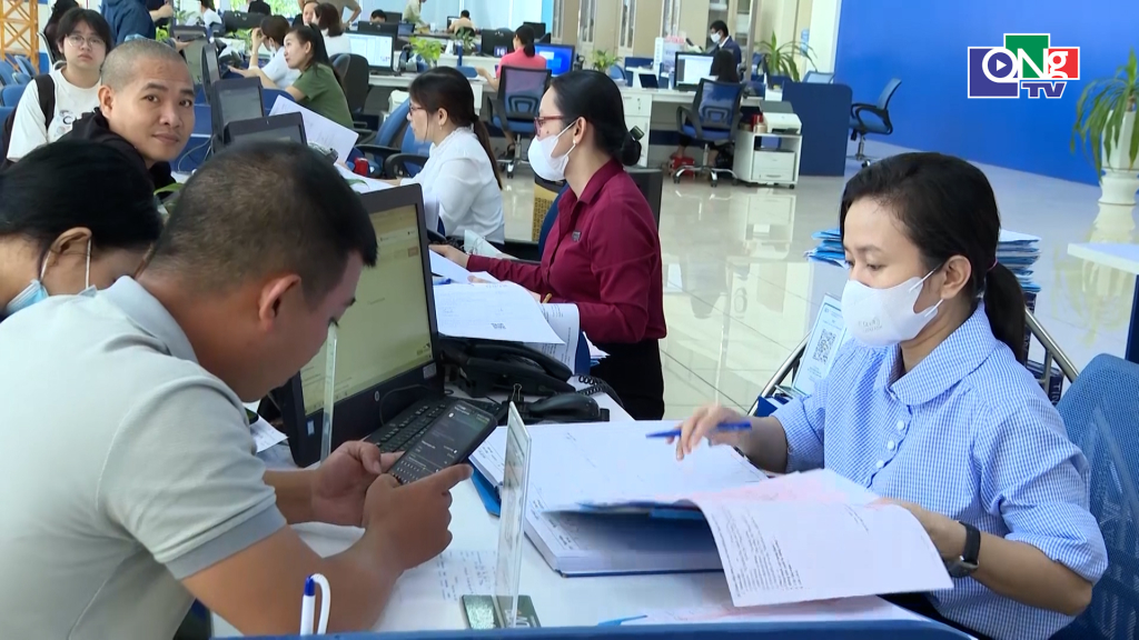 Cán bộ Trung tâm Phục vụ hành chính công tỉnh Quảng Ngãi phát huy trách nhiệm phục vụ nhân dân.