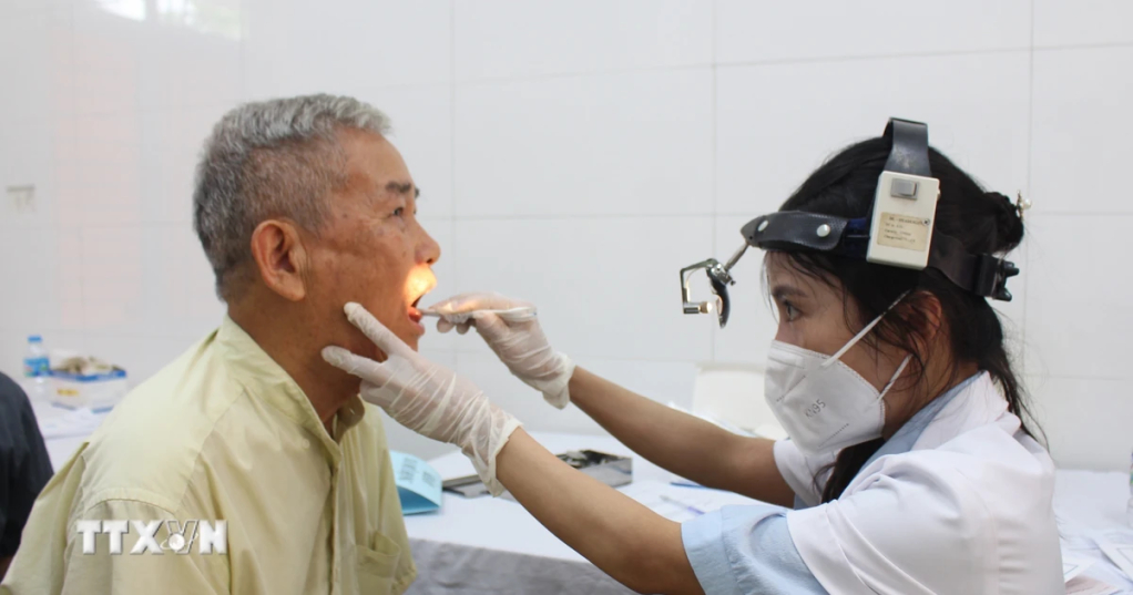 Khám, tư vấn sức khỏe miễn phí cho người dân.