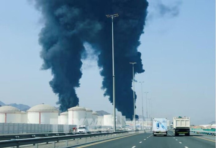 Khói bốc lên sau vụ tấn công tại cơ sở dầu mỏ Fujairah, UAE. Ảnh: Reuters/TTXVN