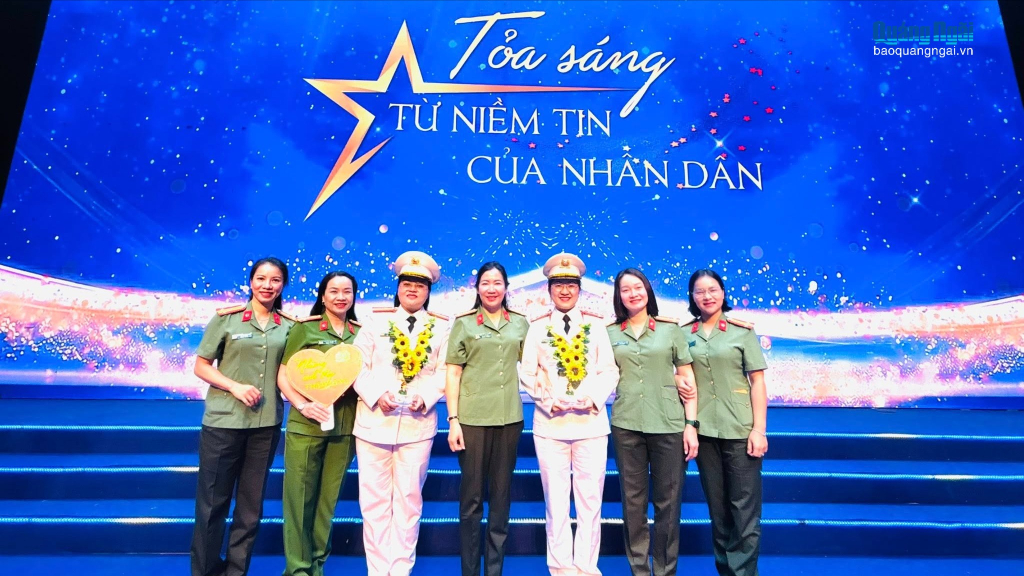 Đoàn đại biểu phụ nữ Công an tỉnh Quảng Ngãi tham dự Chương trình giao lưu nghệ thuật “Tỏa sáng từ niềm tin của Nhân dân” tại Nhà hát Hồ Gươm (Hà Nội). Ảnh: ĐVCC