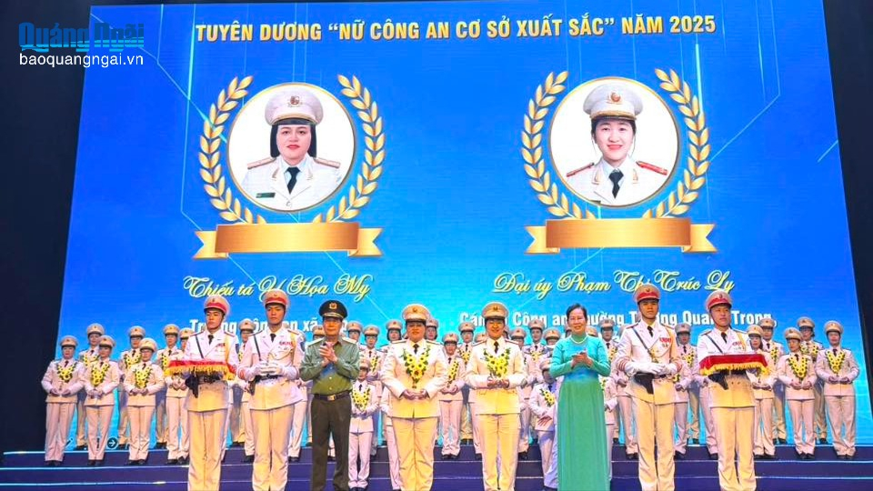 Hai nữ cán bộ Công an tỉnh Quảng Ngãi được Bộ Công an biểu dương “Nữ Công an cơ sở xuất sắc” năm 2025 tại chương trình. Ảnh: ĐVCC
