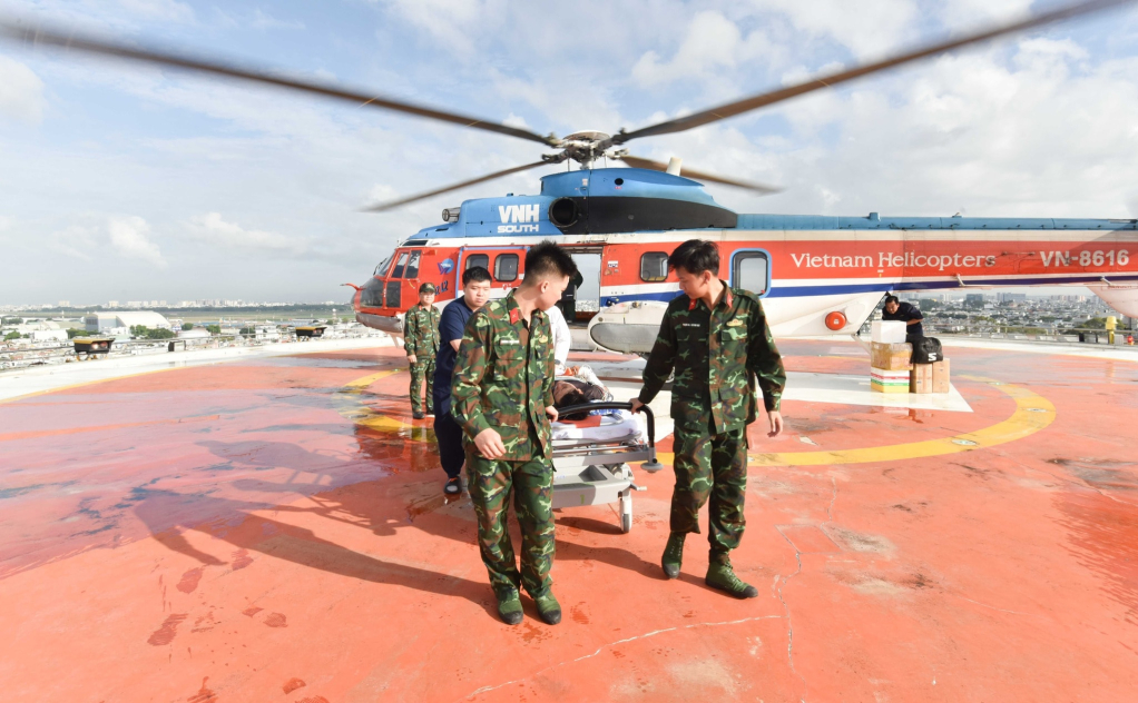 Bệnh nhân nguy kịch từ đặc khu Trường Sa về đất liền an toàn để điều trị. Ảnh: BVCC