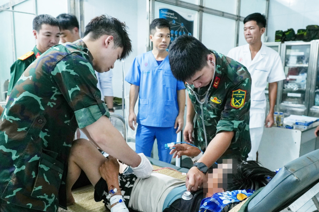Các bác sĩ thăm khám và điều trị cho bệnh nhân. Ảnh: BVCC