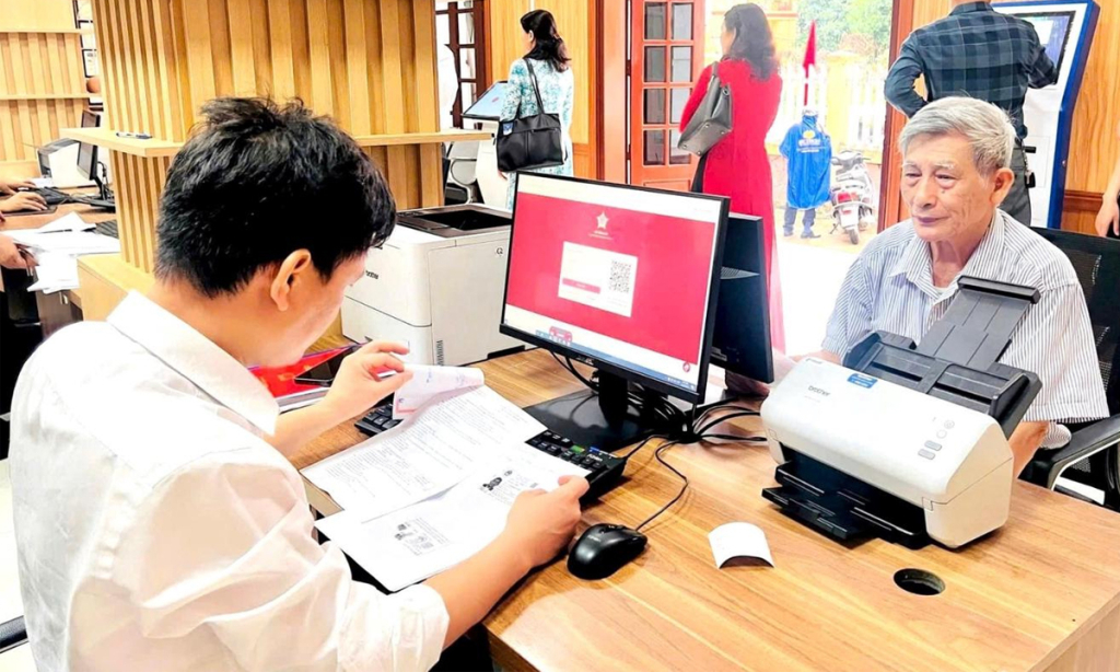 Công chức Trung tâm Phục vụ hành chính công phường Thành Đông, TP Hải Phòng hỗ trợ người dân thực hiện thủ tục hành chính. Ảnh: Huy Đại