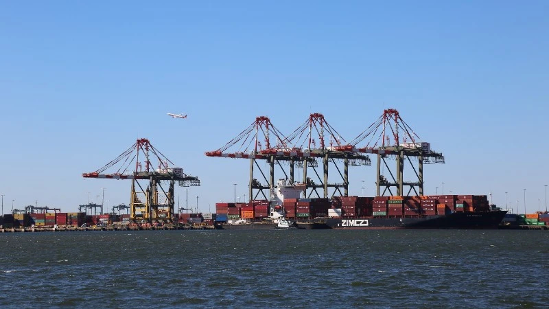 Cảng hàng hóa ở New Jersey, Mỹ. Ảnh: THX/TTXVN