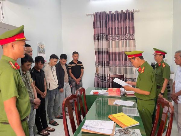 Lực lượng chức năng đọc quyết định khởi tố bị can và lệnh bắt tạm giam 06 đối tượng về hành vi “Tổ chức sử dụng trái phép chất ma túy”