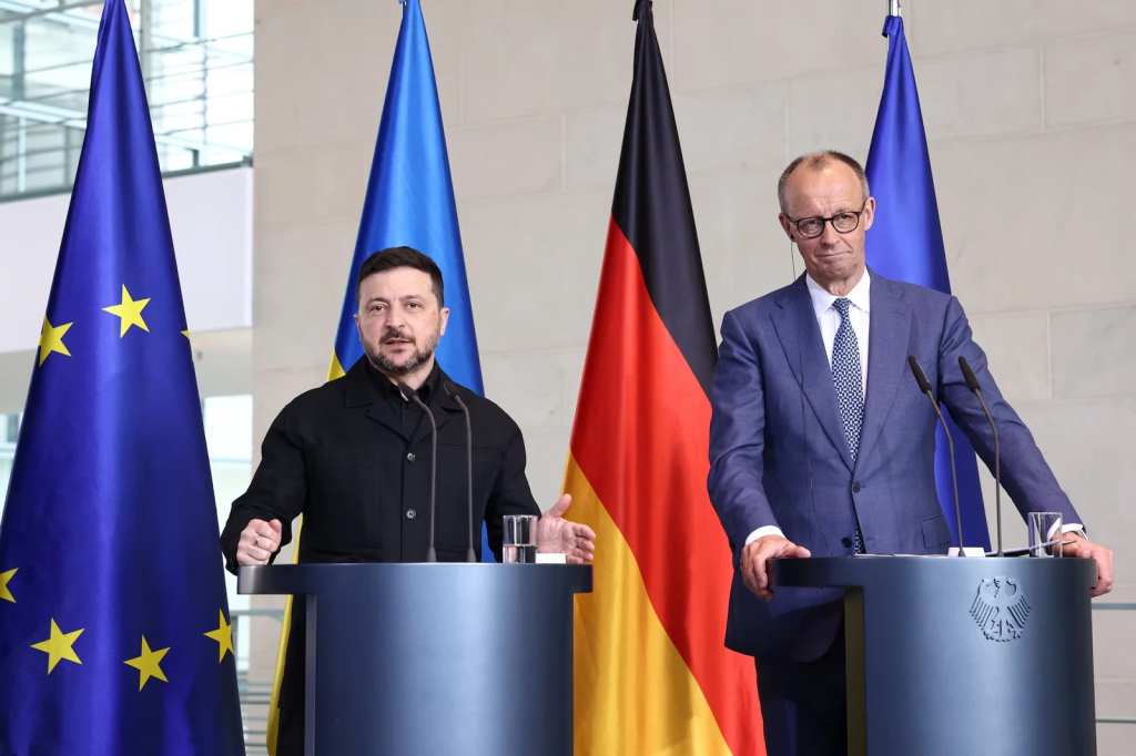 Thủ tướng Đức Friedrich Merz và Tổng thống Ukraine Volodymyr Zelensky. Ảnh: Reuters