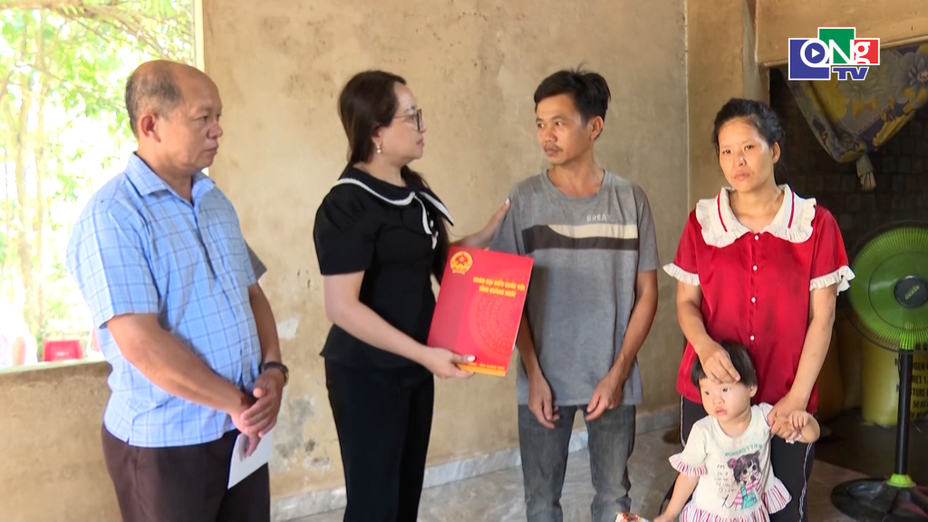 Phó Trưởng đoàn ĐBQH chuyên trách tỉnh Hà Thị Anh Thư trao hỗ trợ cho gia đình anh Nguyễn Ngọc.