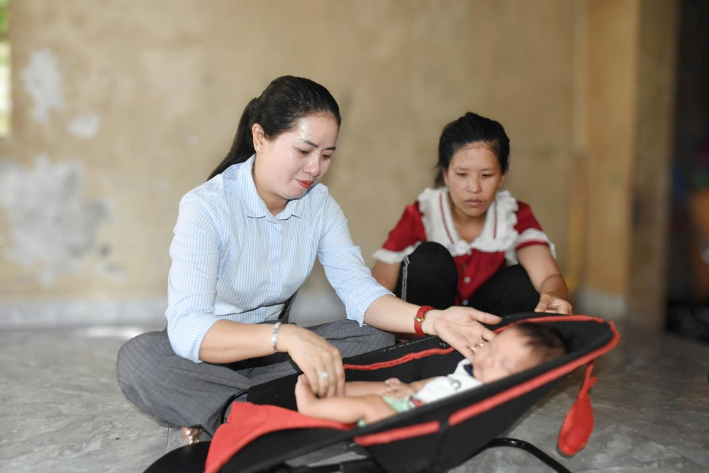 Chi bộ UBND xã Trường Giang nhận đỡ đầu con nhỏ của gia đình có ba người con tử vong do đuối nước.