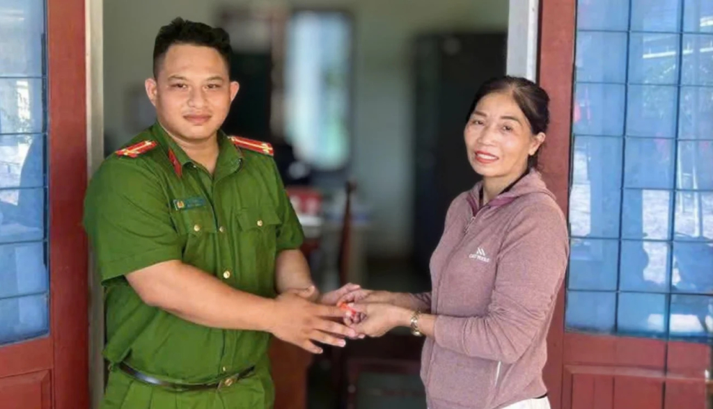 Công an xã Đông Trà Bồng trao trả chiếc nhẫn vàng cho chị Đặng Thị Hạnh, người đánh rơi. Ảnh: CACC