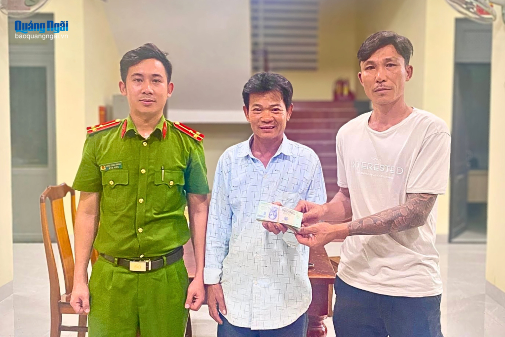 Anh Nguyễn Thành Lượng (bên phải) và Công an xã Ba Vì trao lại số tiền đánh rơi cho ông Lương Văn Chức (giữa). Ảnh: ĐVCC
