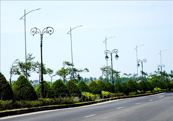 Chỉ một đoạn ngắn trên tuyến nhưng có tới loạt trụ điện bị "rụng" bóng đèn.