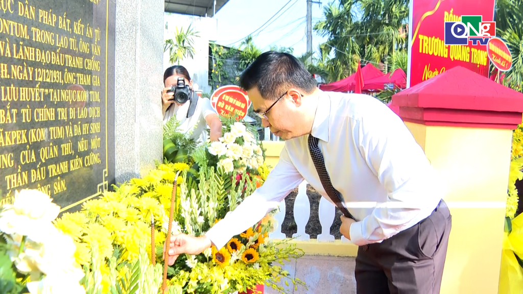 Ủy viên Trung ương Đảng, Phó Bí thư Tỉnh ủy, Chủ tịch UBND tỉnh Nguyễn Hoàng Giang dâng hương tại phần mộ đồng chí Trương Quang Trọng.
