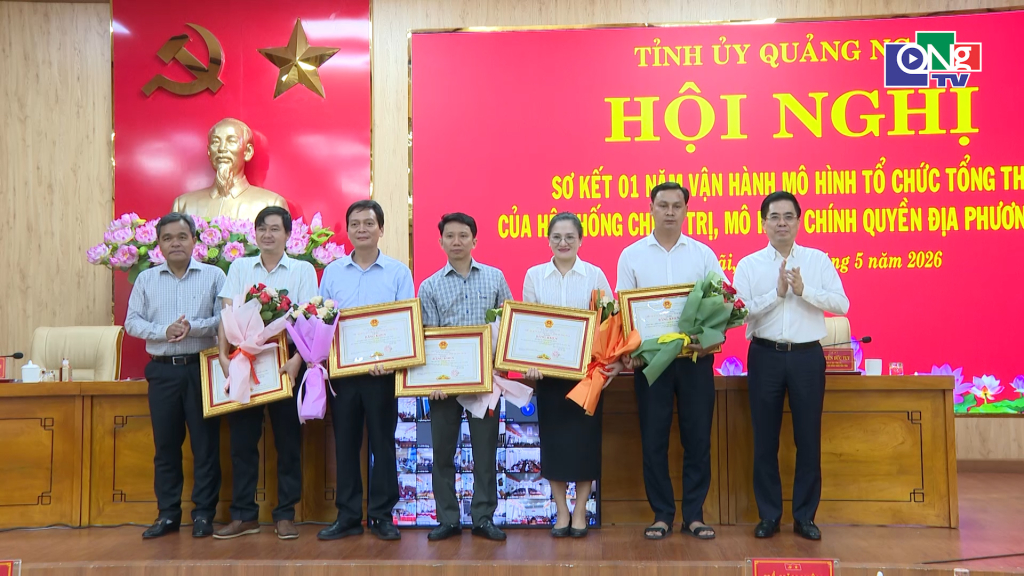 Các tập thể, cá nhân nhận Bằng khen của Chủ tịch UBND tỉnh.