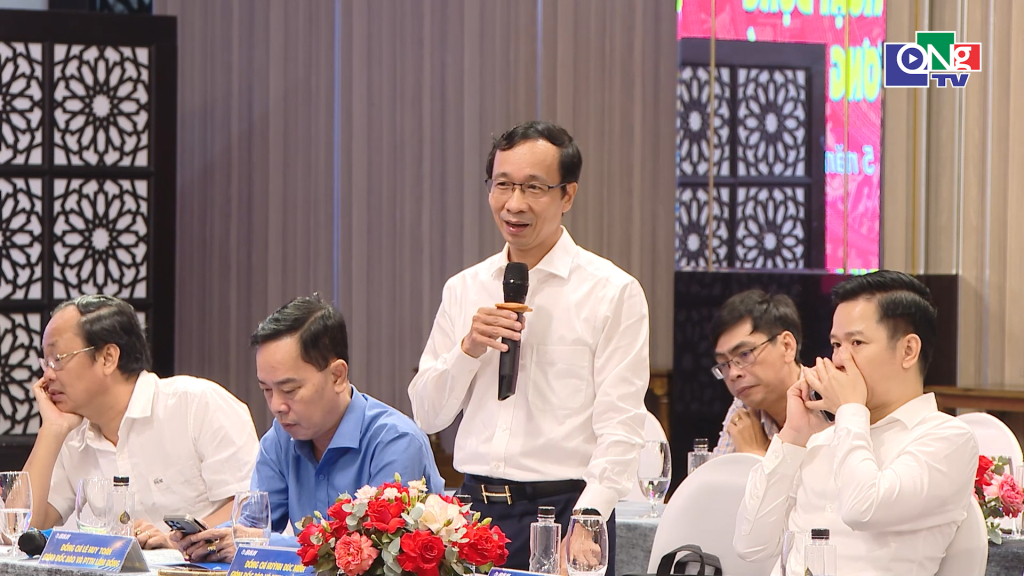 Tỉnh ủy viên, Giám đốc Báo và Phát thanh, Truyền hình Quảng Ngãi Huỳnh Đức Minh thảo luận tại tọa đàm.