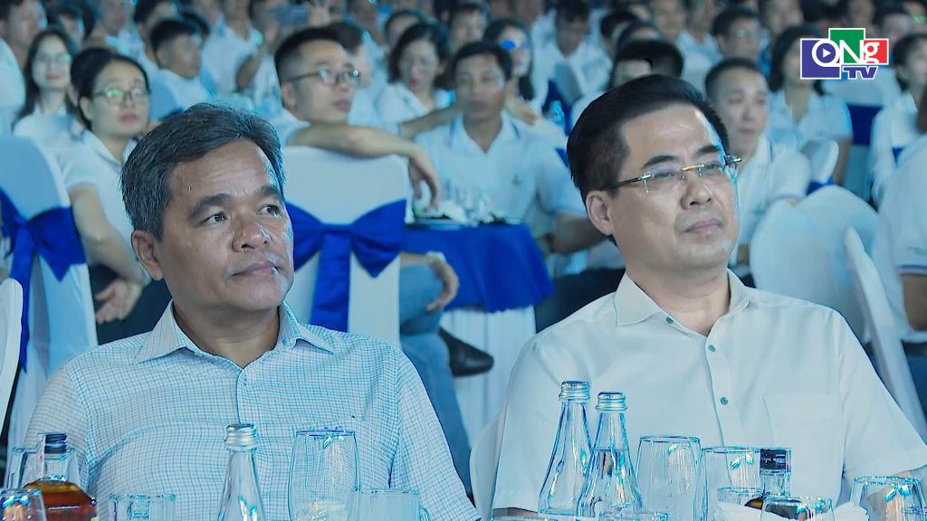 Ủy viên Trung ương Đảng, Bí thư Tỉnh ủy Hồ Văn Niên và Ủy viên Trung ương Đảng, Phó Bí thư Tỉnh ủy, Chủ tịch UBND tỉnh Nguyễn Hoàng Giang tham dự buổi lễ.
