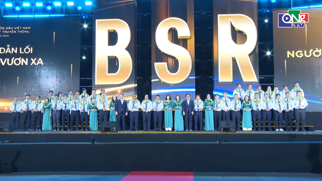 Lãnh đạo BSR đã trao Kỷ niệm chương vinh danh 41 người lao động tiêu biểu năm 2026.