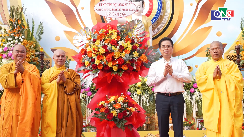Ủy viên Trung ương Đảng, Phó Bí thư Tỉnh ủy, Chủ tịch UBND tỉnh Nguyễn Hoàng Giang trao lẵng hoa của lãnh đạo tỉnh chúc mừng đại lễ Phật đản 2026.