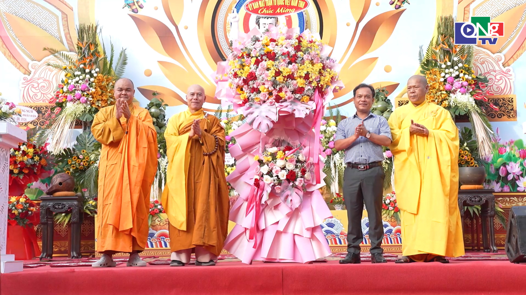Ủy viên dự khuyết Trung ương Đảng, Phó Bí thư Thường trực Tỉnh ủy, Chủ tịch Ủy ban MTTQ Việt Nam tỉnh U Huấn trao lẵng hoa của Ủy ban MTTQ Việt Nam tỉnh chúc mừng đại lễ Phật đản 2026.