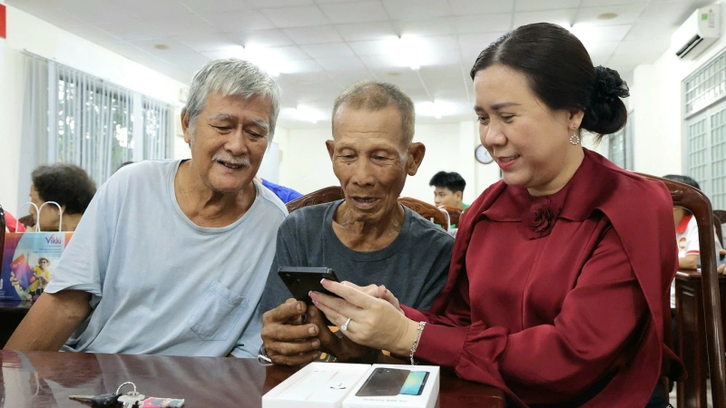 Tặng điện thoại th&ocirc;ng minh cho 400.000 hộ ngh&egrave;o, cận ngh&egrave;o