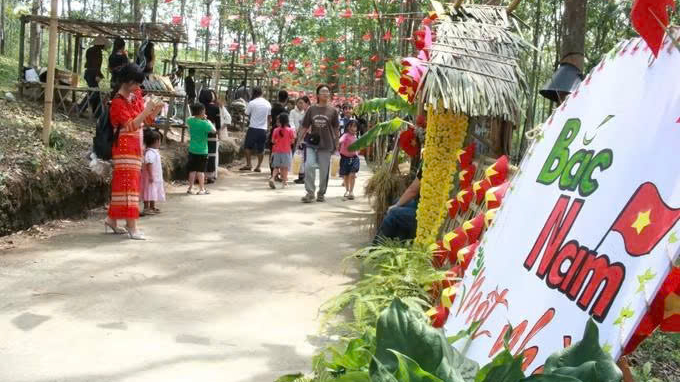 Du kh&aacute;ch đổ về c&aacute;c điểm đến ph&iacute;a T&acirc;y Quảng Ng&atilde;i 