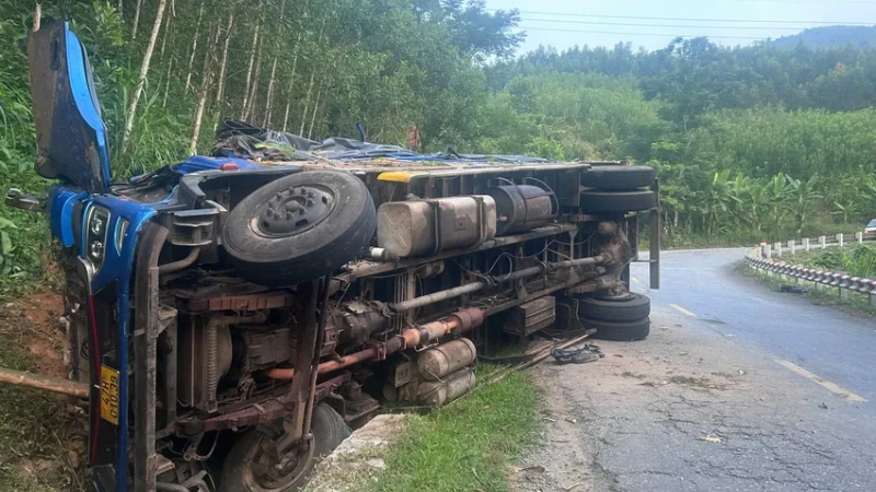 Lật xe tr&ecirc;n đ&egrave;o Violak, 03 người thương vong
