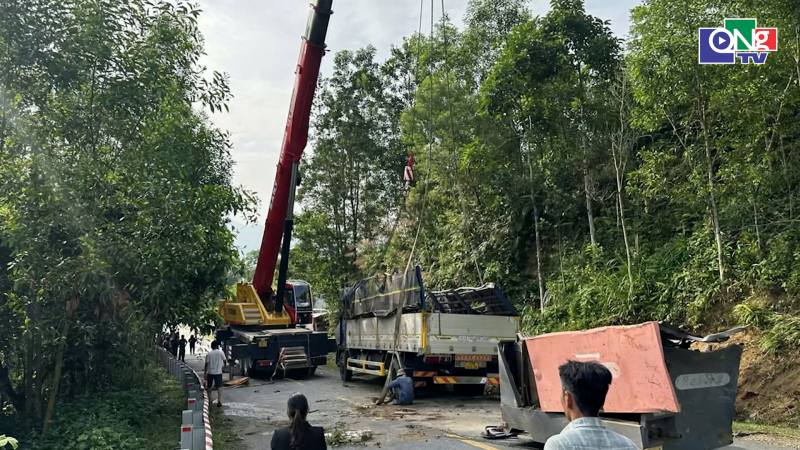 Nguy&ecirc;n nh&acirc;n khiến xe tải bị lật tr&ecirc;n đ&egrave;o Violak