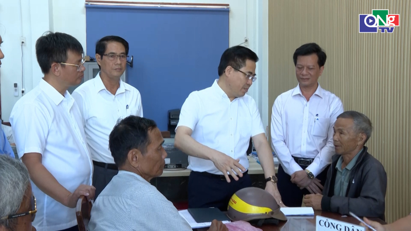 Chủ tịch UBND tỉnh kiểm tra Trung t&acirc;m Phục vụ h&agrave;nh ch&iacute;nh c&ocirc;ng x&atilde; Long Phụng