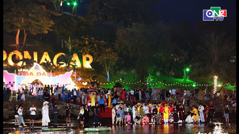 Lễ hội Th&aacute;p B&agrave; Ponagar trong đ&ecirc;m thu h&uacute;t h&agrave;ng ngh&igrave;n du kh&aacute;ch