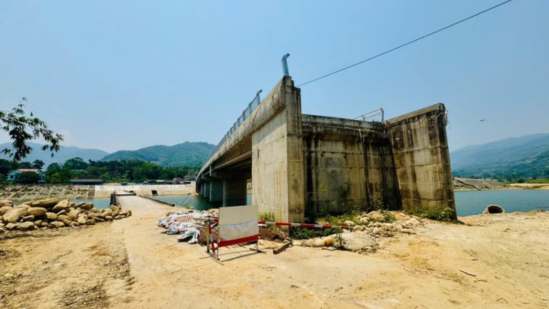 Cầu gần 80 tỷ đồng chờ đường dẫn 