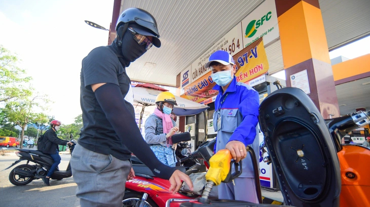 Bộ C&ocirc;ng Thương điều chỉnh gi&aacute; xăng dầu