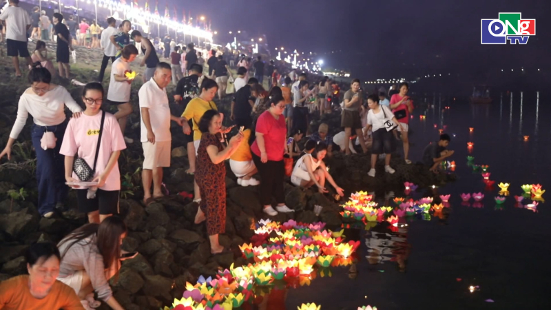 Lễ cầu ngư, thả hoa đăng tr&ecirc;n s&ocirc;ng Đ&agrave;