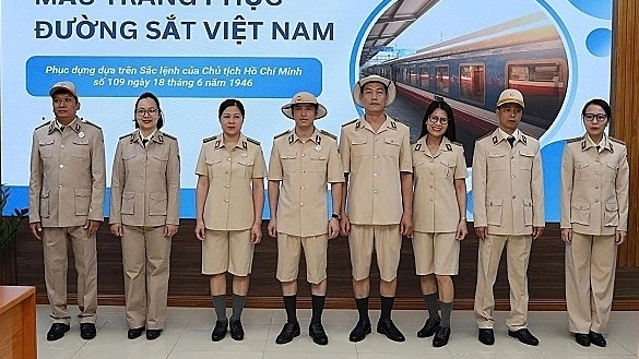 Phục dựng đồng phục nh&acirc;n vi&ecirc;n hỏa xa năm 1946