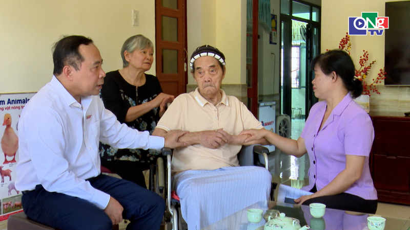 Bộ trưởng Bộ Khoa học v&agrave; C&ocirc;ng nghệ thăm gia đ&igrave;nh ch&iacute;nh s&aacute;ch