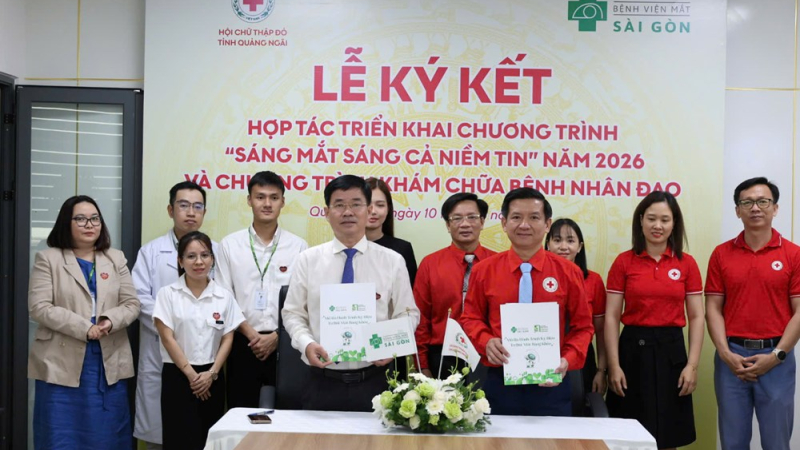 Quảng Ng&atilde;i k&yacute; kết chương tr&igrave;nh hỗ trợ 100 ca phẫu thuật đục thủy tinh thể cho người ngh&egrave;o 