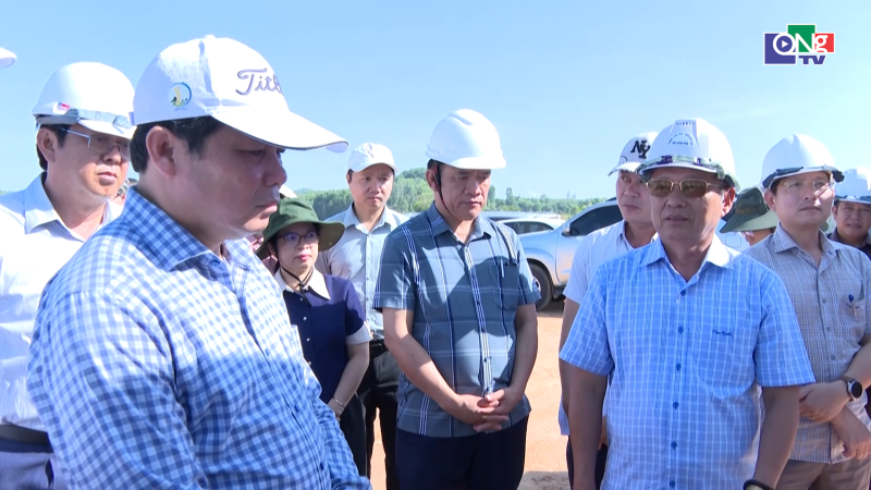 Chủ tịch HĐND tỉnh kiểm tra dự &aacute;n đường Ho&agrave;ng Sa - Dốc Sỏi